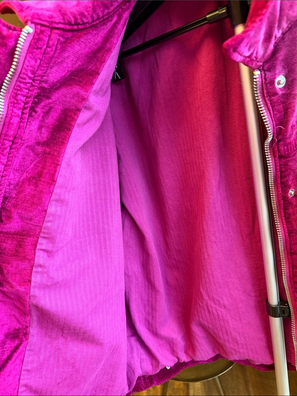 Free People Velvet Trucker Jacket Fuchsia Pink M/L Boho-Chic 90s Grunge Revival - Picture 6 of 7